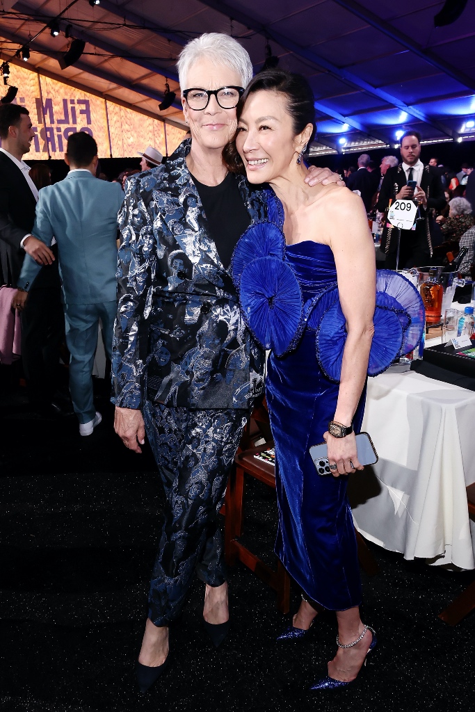 Jamie Lee Curtis, Michelle Yeoh, Gucci, dress, blue dress, heels, high heels, pumps, blue pumps, crystal pumps, stilettos, stiletto pumps, Independent Spirit Awards, red carpet, celebrity red carpet