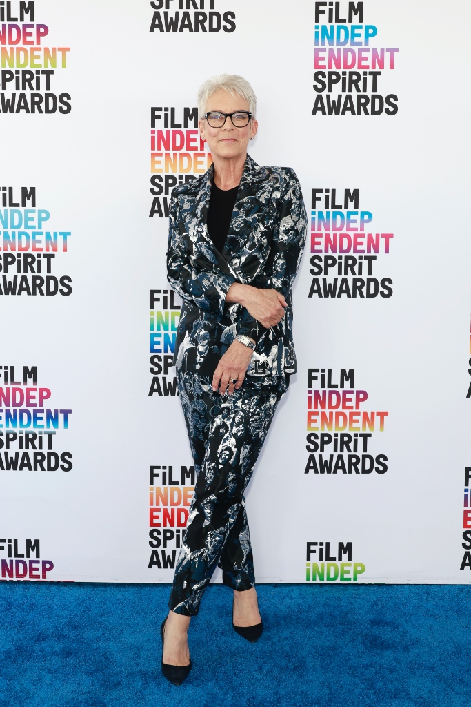 Jamie Lee Curtis, suit, printed suit, heels, pumps, black pumps, pointed pumps, Independent Spirit Awards, red carpet, celebrity red carpet